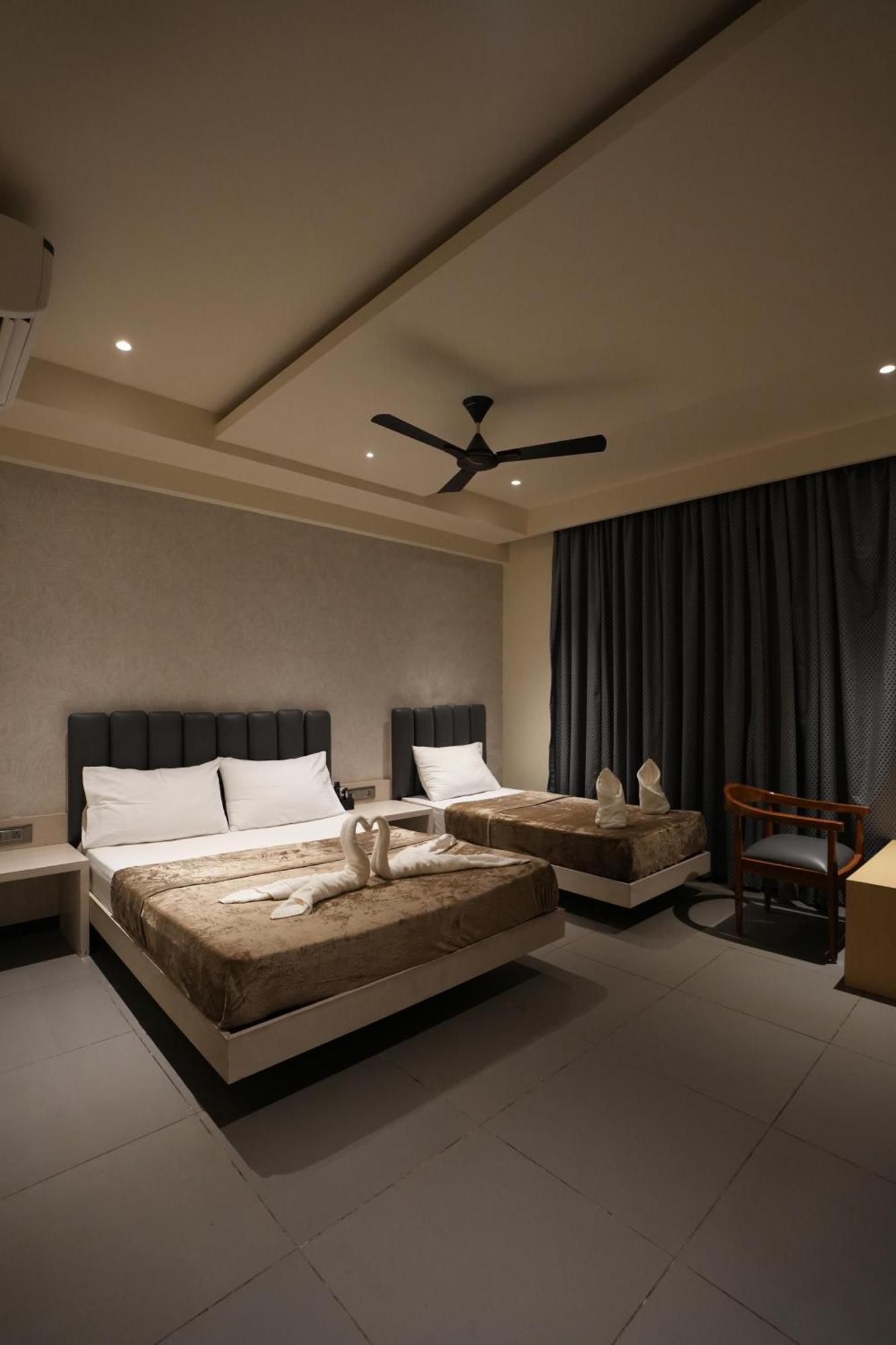 Hotel Swathi ฮอสเปต ภายนอก รูปภาพ