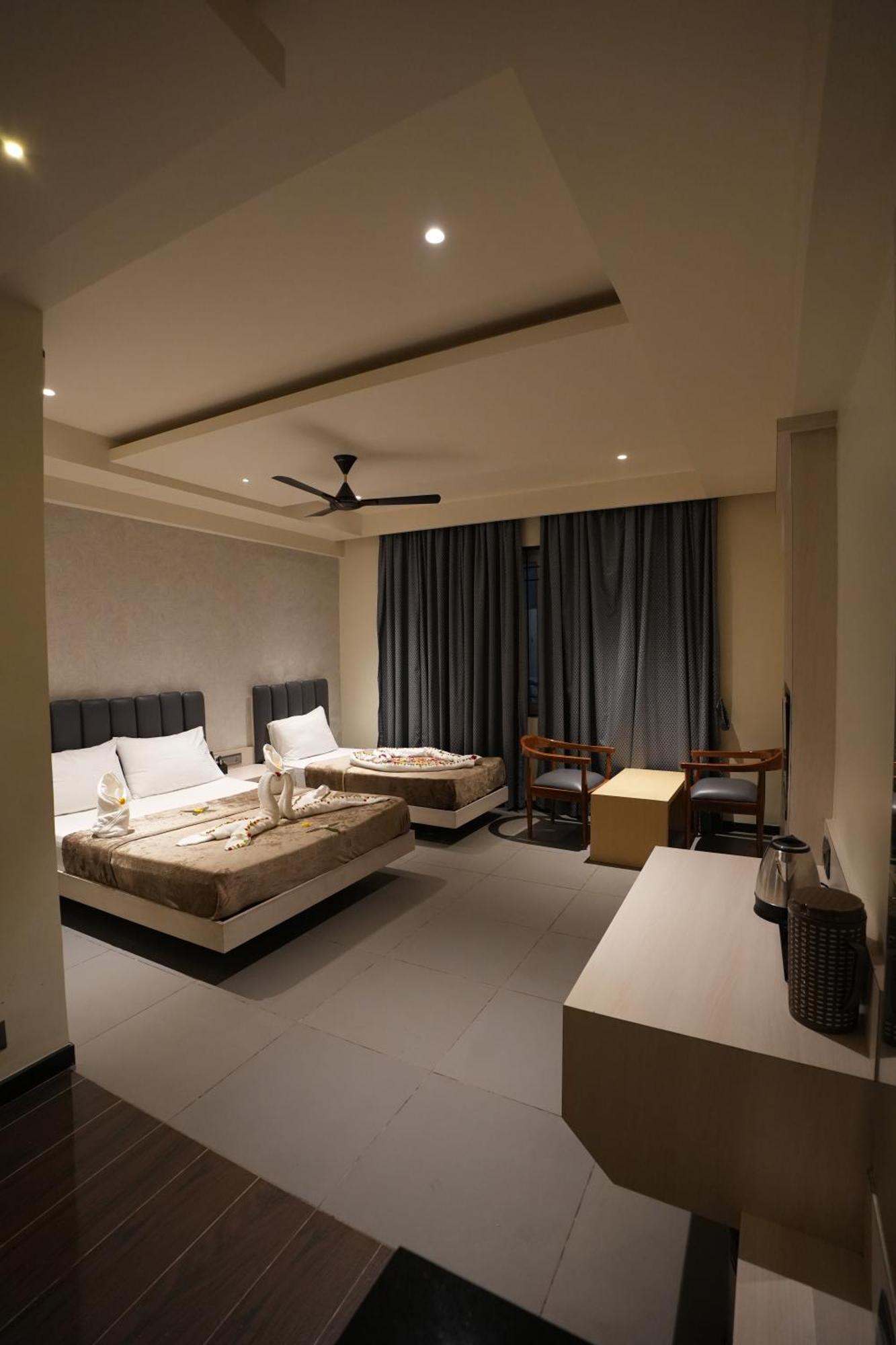 Hotel Swathi ฮอสเปต ภายนอก รูปภาพ