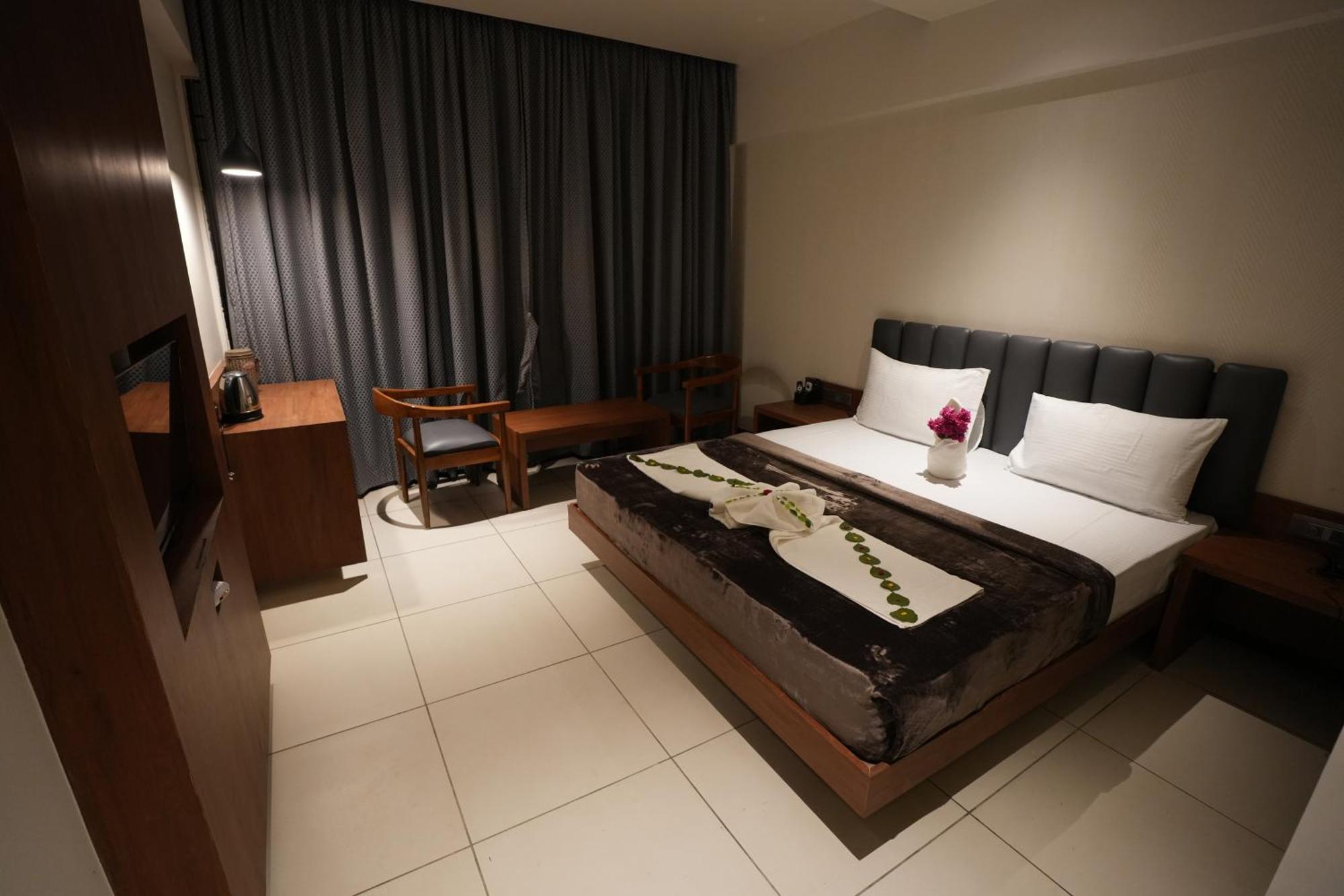 Hotel Swathi ฮอสเปต ภายนอก รูปภาพ