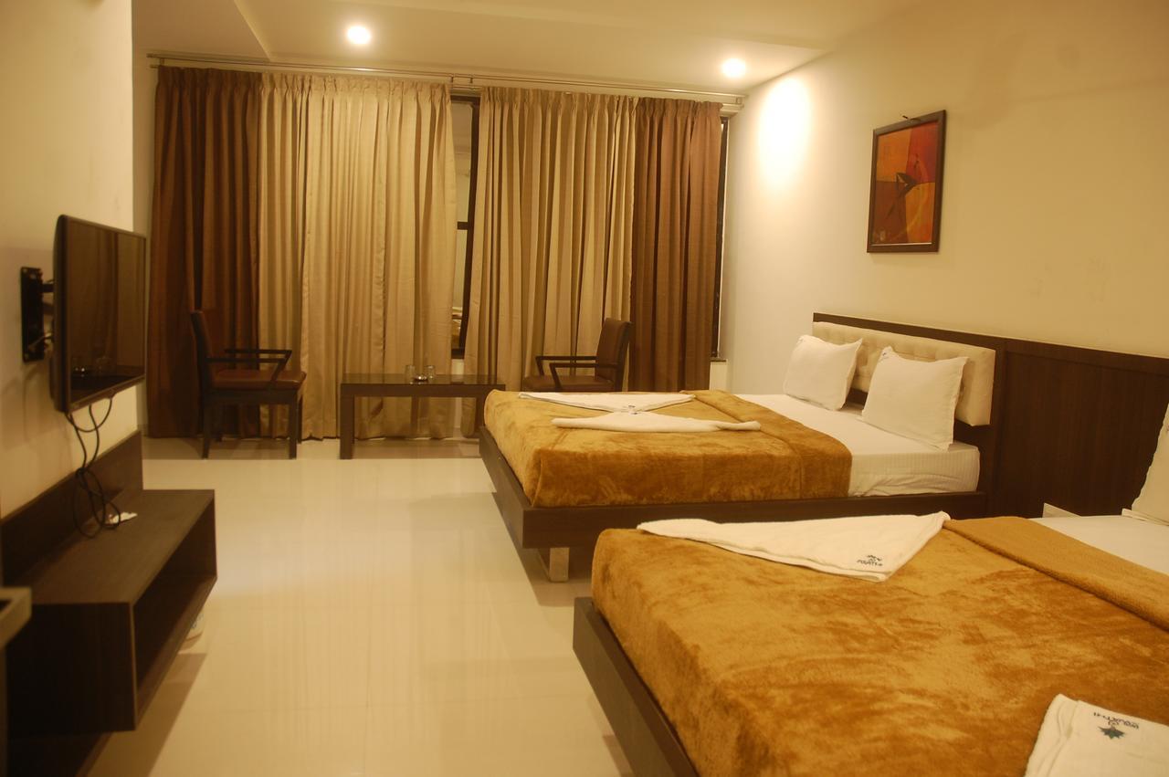 Hotel Swathi ฮอสเปต ภายนอก รูปภาพ